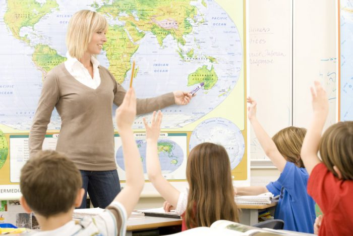 外国人教師が学校で教えるのに教員免許は必要
